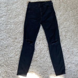 American Eagle black skinny jeans w rips in knee